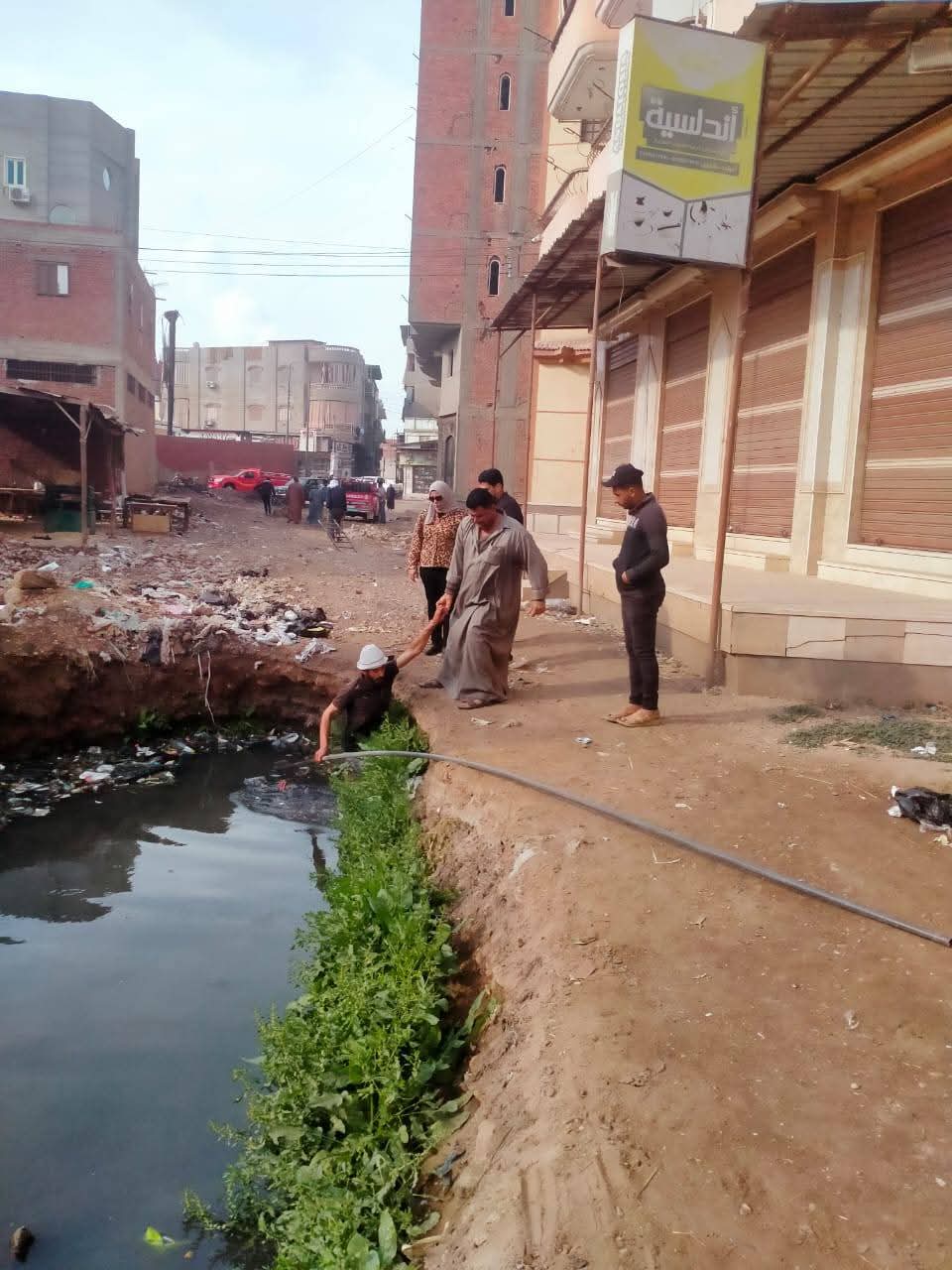 حملة بيئية مكثفة لتطهير مصرف ميت الخولي بمركز الزرقا