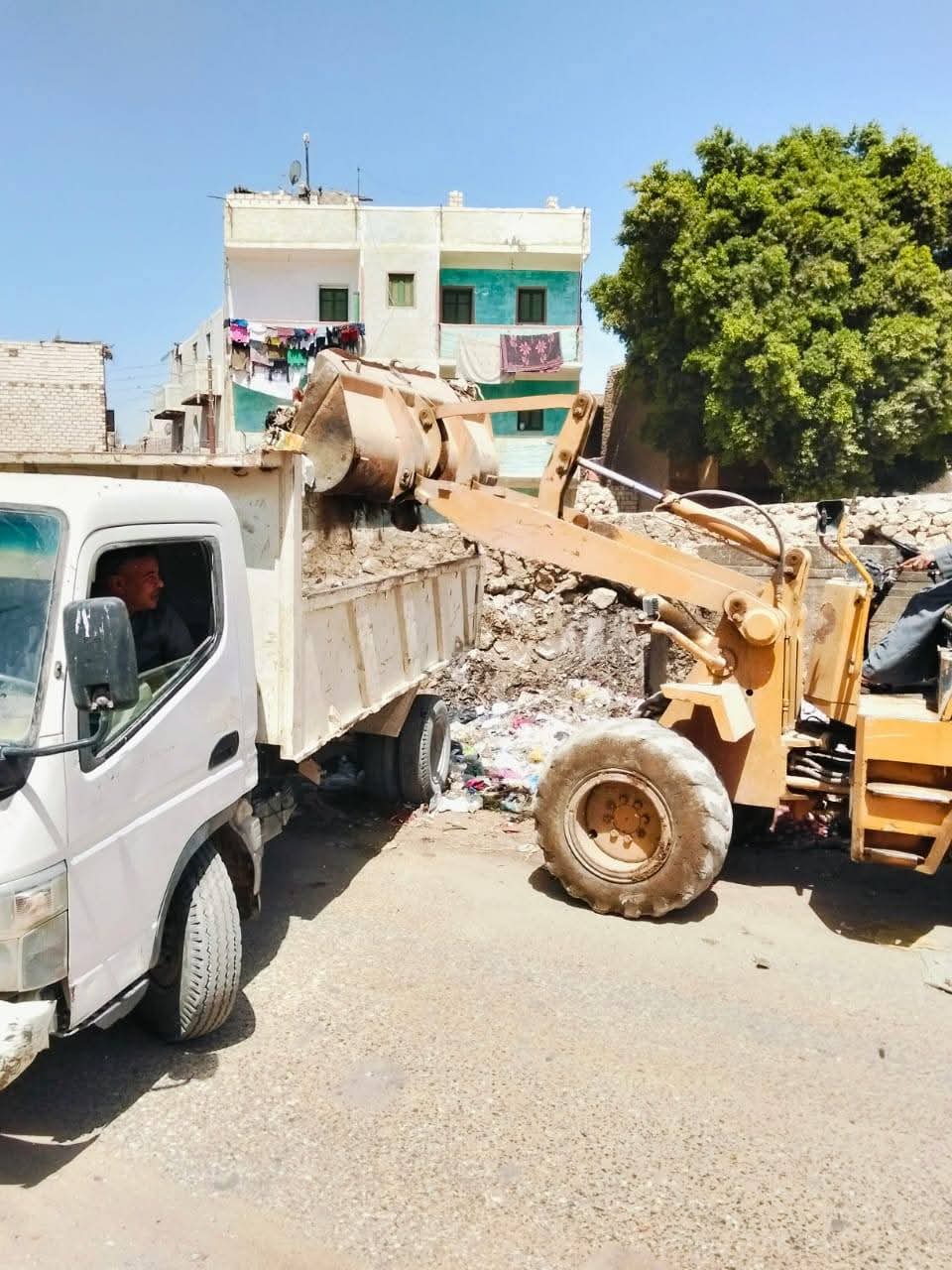 محافظ المنيا يشدد على تكثيف حملات النظافة وتمهيد الطرق