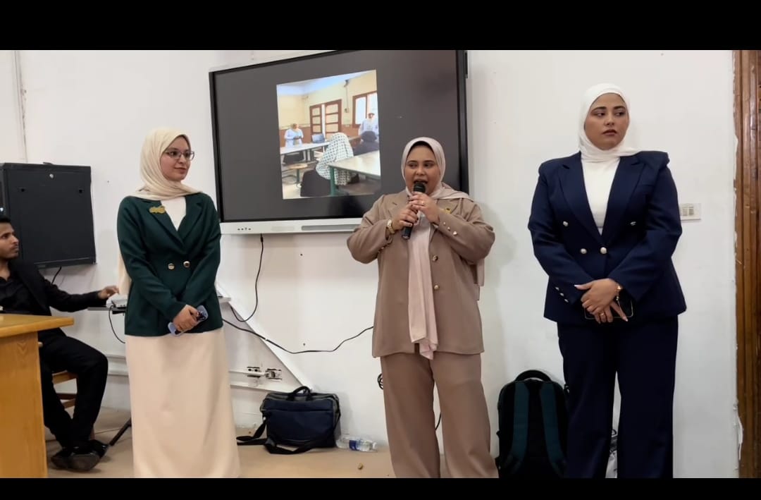 جانب من مناقشة أبحاث الطلاب، فيتو