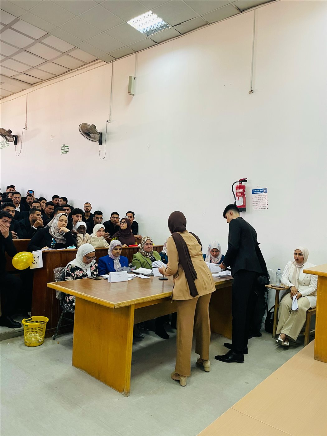 جانب من مناقشة أبحاث الطلاب، فيتو