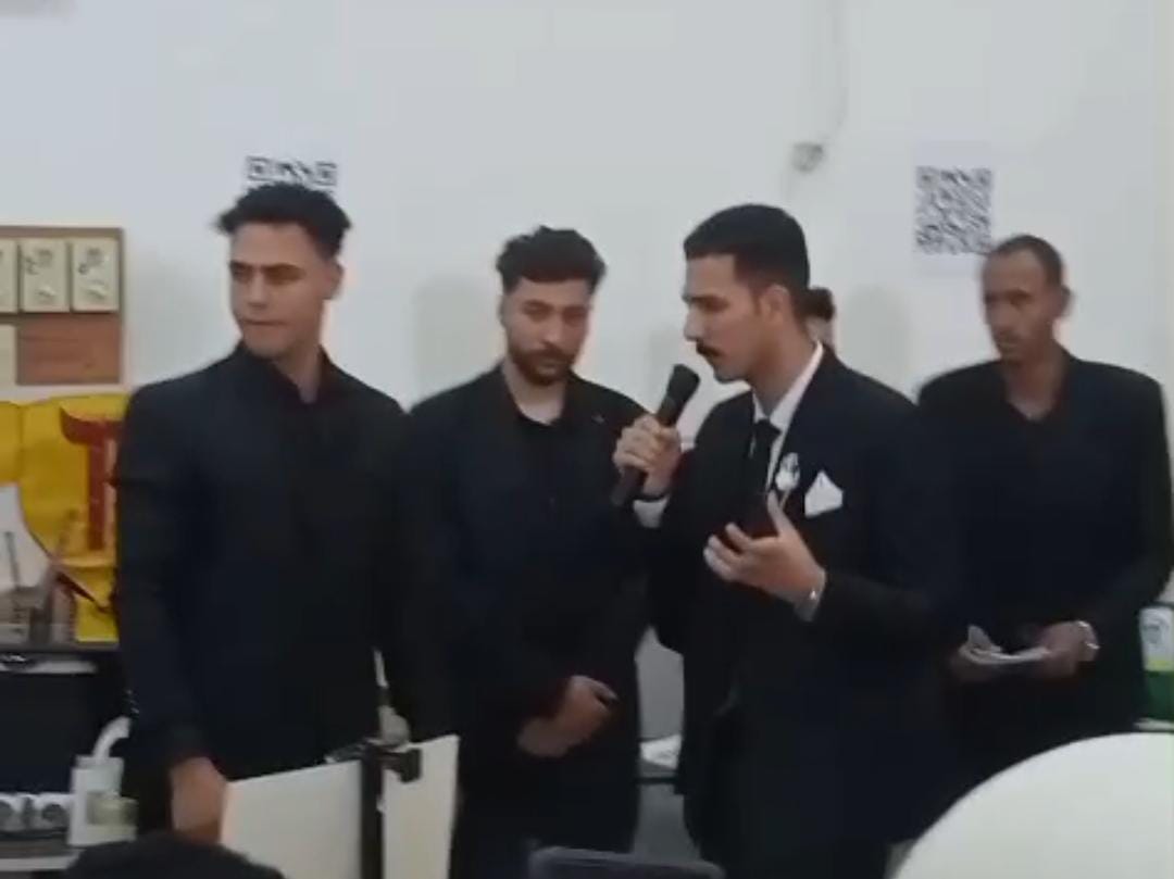 جانب من مناقشة أبحاث الطلاب، فيتو