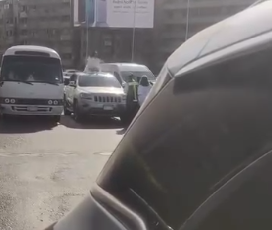 فتاة تمارس اليوجا فوق سيارة أعلي كوبري أكتوبر