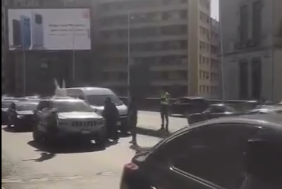 فتاة تمارس اليوجا فوق سيارة أعلي كوبري أكتوبر