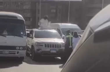 فتاة تمارس اليوجا فوق سيارة أعلي كوبري أكتوبر