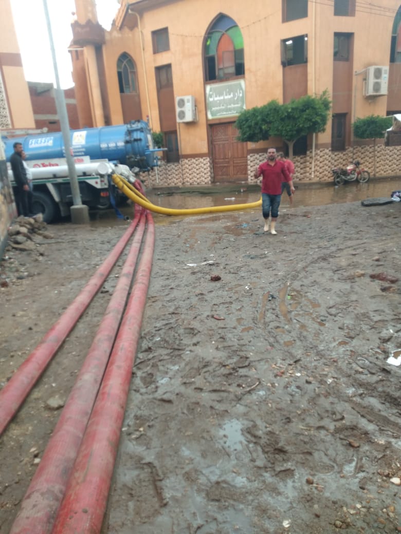 سحب مياه الأمطار المتراكمة بقرية الوسطاني بدمياط 
