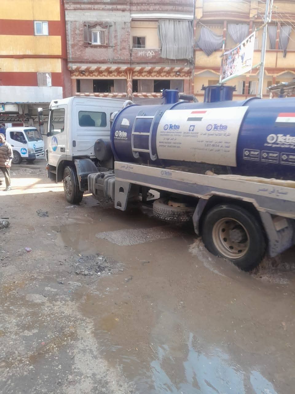 مياه الشرب تدفع بسيارتها لشفط مياه الشوارع
