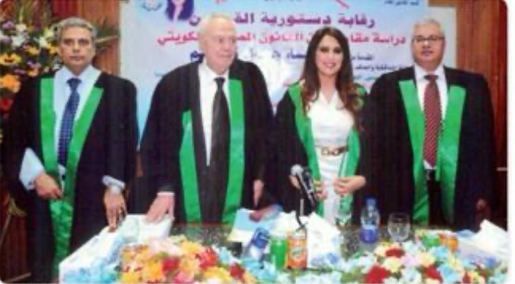 الباحثة الكويتية مع لجنة مناقسة رسالة الدكتوراة الخاصة بها