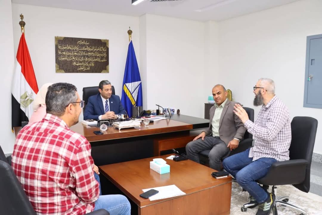محافظ دمياط يجتمع مع مع ممثلي شركة المقاولون العرب ومديرية الطرق