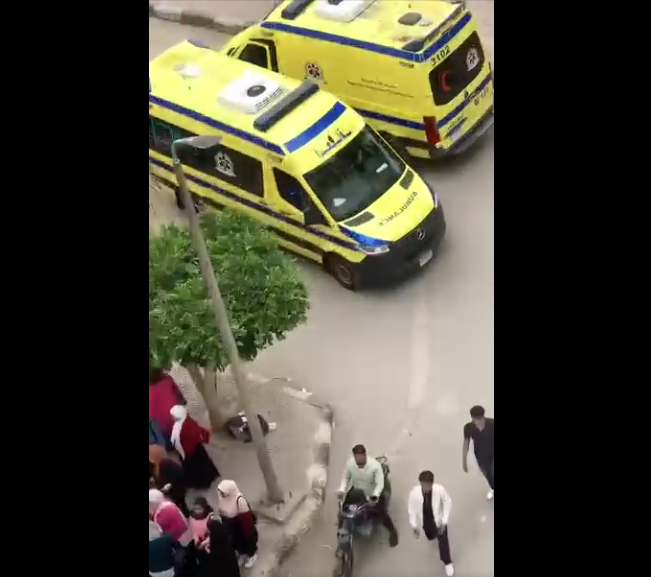 لحظة وصول سيارة الإسعاف لنقل الطالبة روان ناصر، فيتو