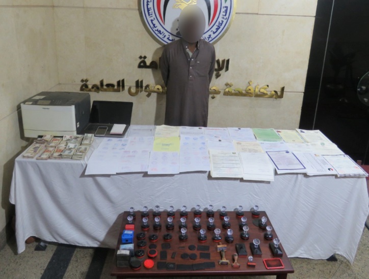  <strong>في شقة سكنية بالجيزة.. كشف معمل لتزوير المستندات والأختام التعليمية يديره أجنبي </strong>