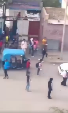 فيديو صادم يكشف سحل والتعدى على شاب أمام مدرسة