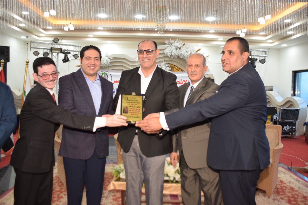 تكريم رموز العمال والنقابيين ببني سويف