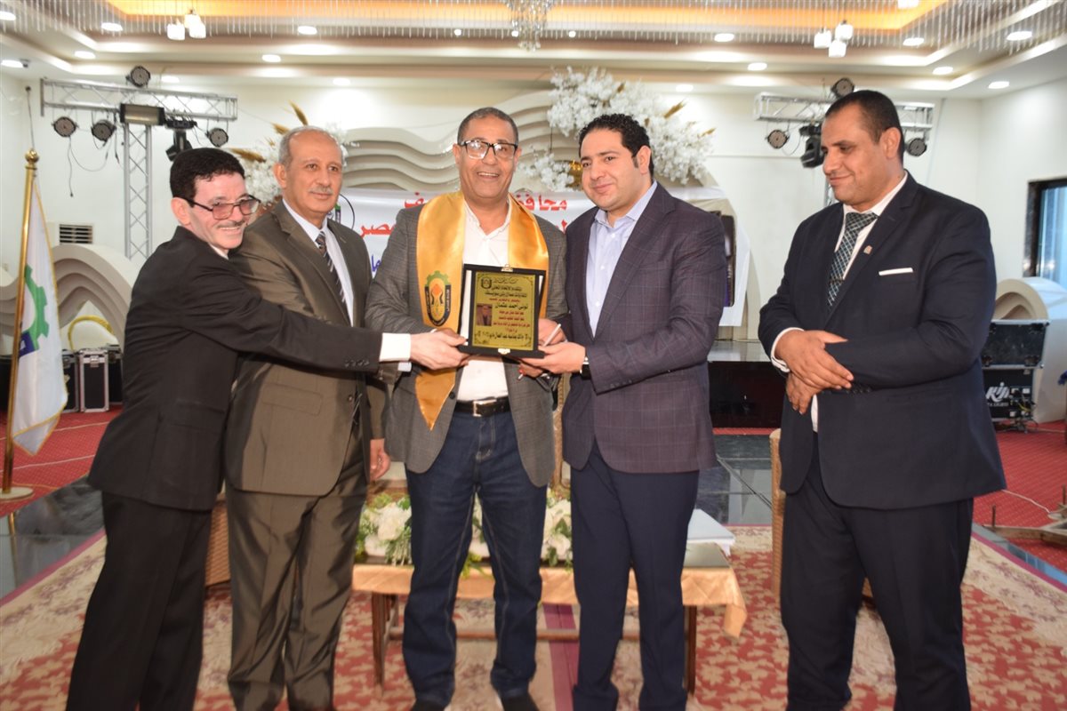 تكريم رموز العمال والنقابيين ببني سويف