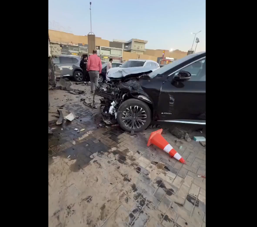 تحطم 11 سيارة جديدة في اصطدام تريلا بمعرض سيارات، فيتو