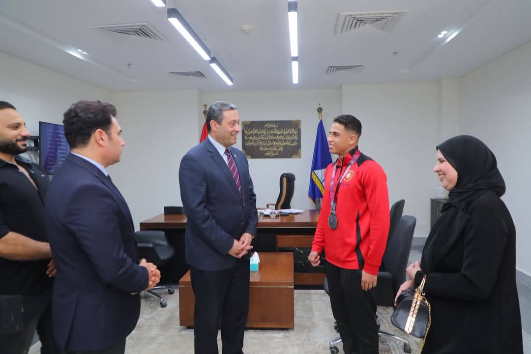 محافظ دمياط يكرم البطل يحيي الجمل مع اسرته