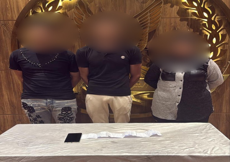 فخ فتاة وشركاؤها.. سقوط 3 متهمين اعتدوا على سائق وأجبروه على توقيع إيصالات أمانة وتحويل أموال بالقاهرة