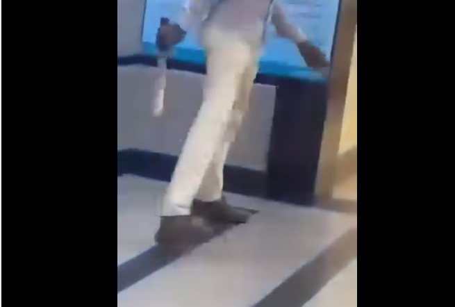 رجل يثير الذعر في مستشفى حميات أسوان، فيتو