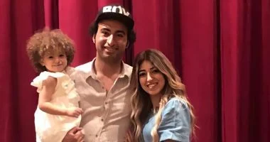 مع زوجته وابنته