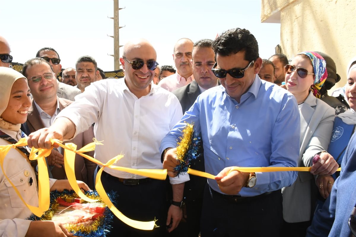 أشرف صبحي يفتتح حمام سباحة نصف أولمبي وملعب خماسي بمركز شباب مدينة ناصر