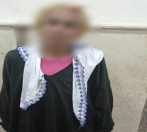 ضبط بائعة اعترضت سائحا وطلبت مالًا للسماح بمروره في القاهرة