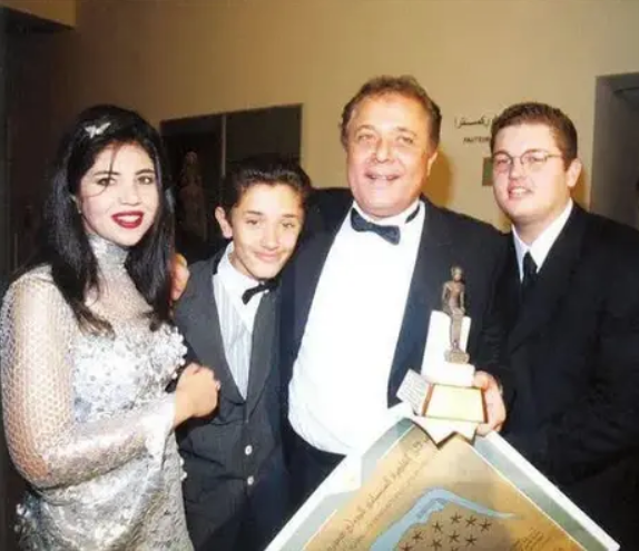 صورة قديمة تجمع بوسي شلبي مع محمود عبد العزيز وأولاده، فيتو