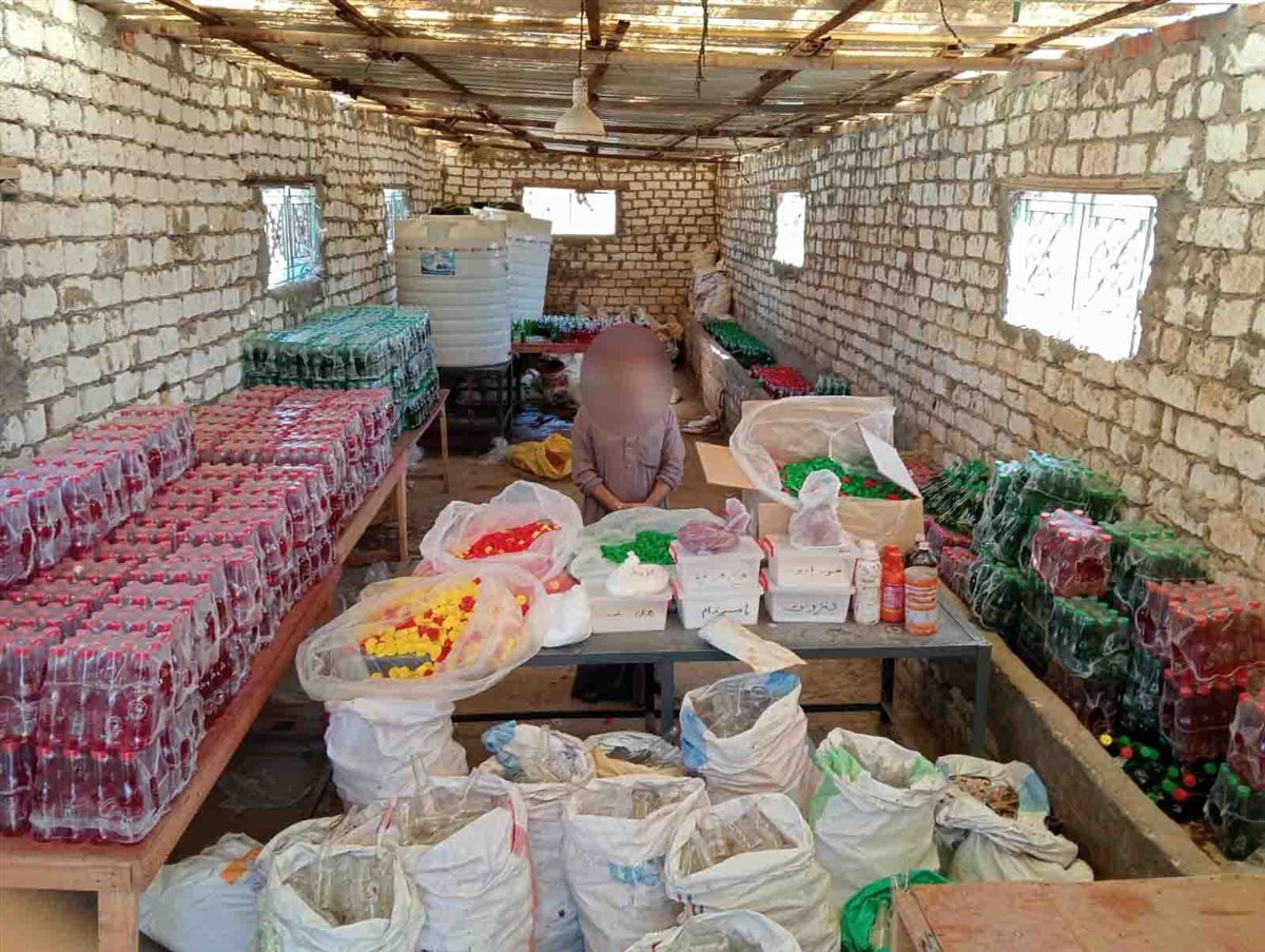 ضبط مصنع غير مرخص لتصنيع المياه الغازية بعلامات تجارية مقلدة في بني سويف