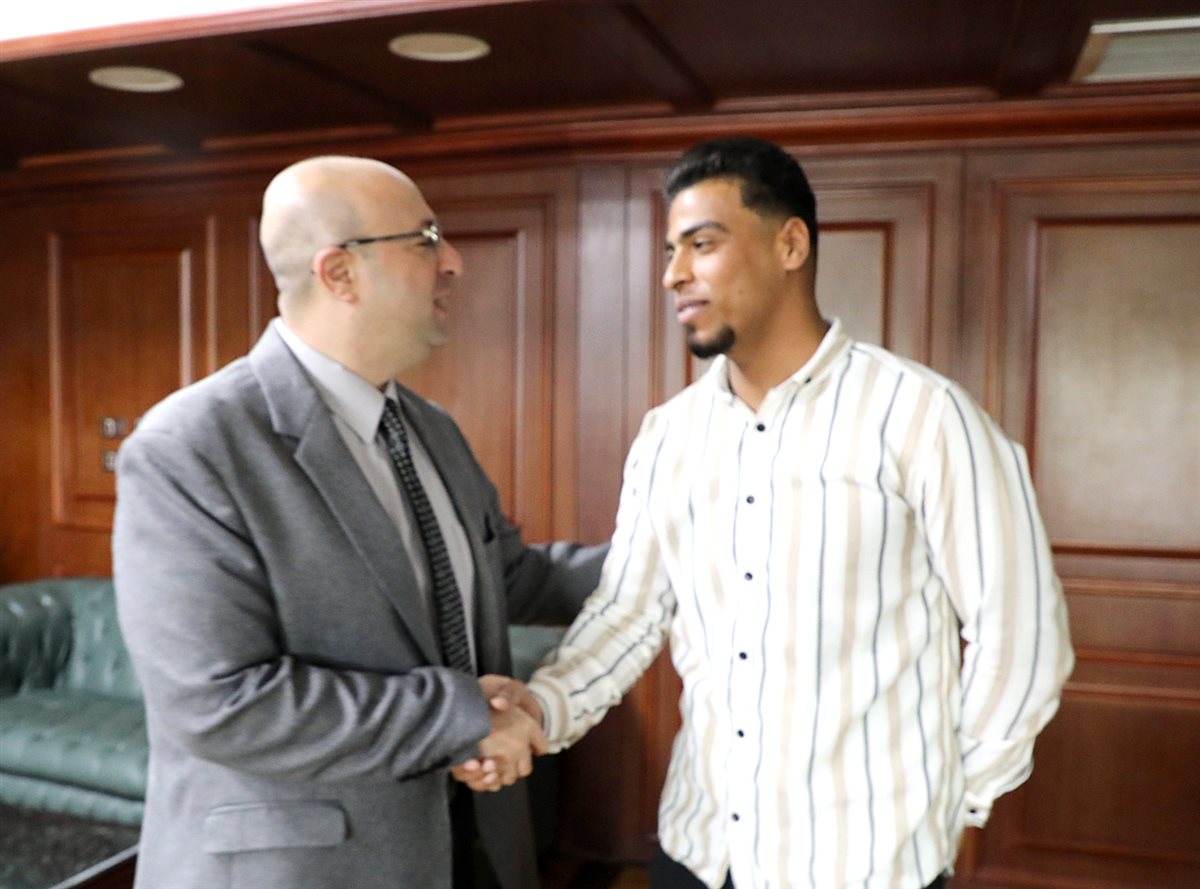 محافظ بني سويف يكرم شابًا أنقذ مواطنًا من الغرق