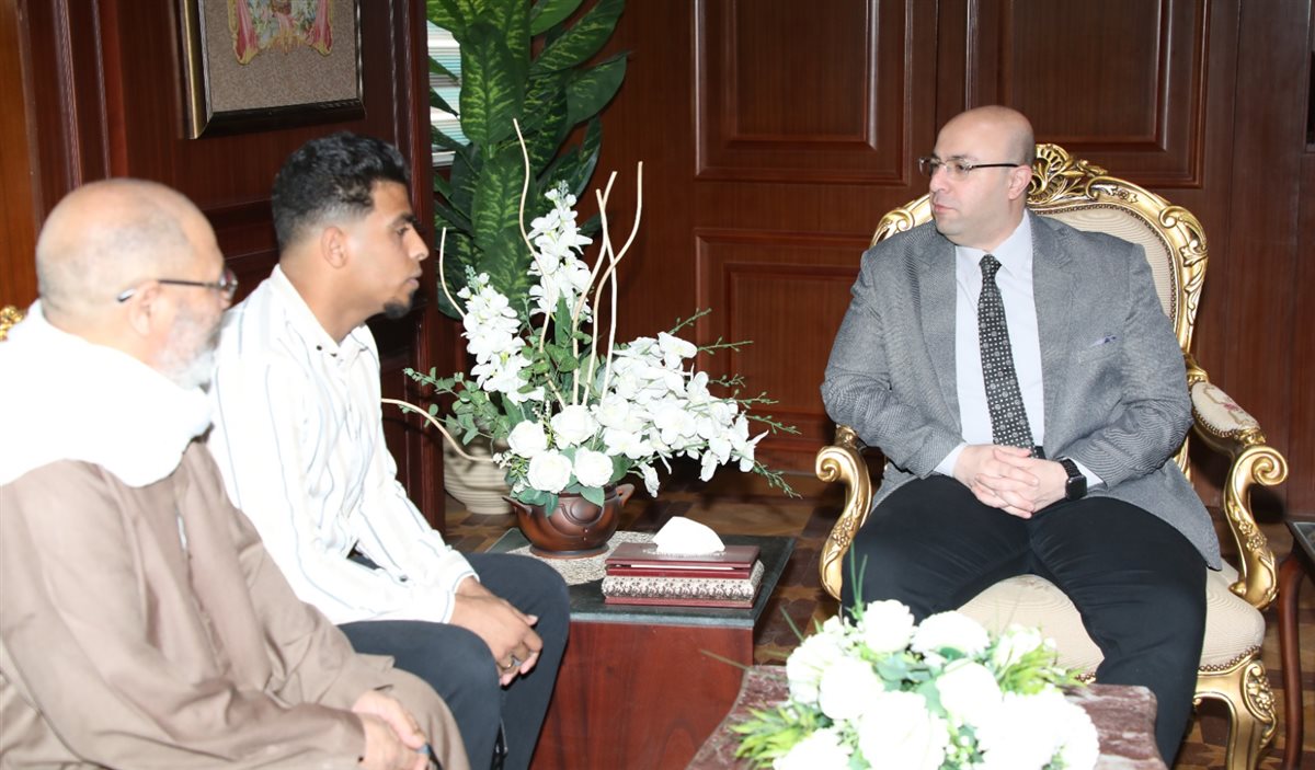 محافظ بني سويف يكرم شابًا أنقذ مواطنًا من الغرق