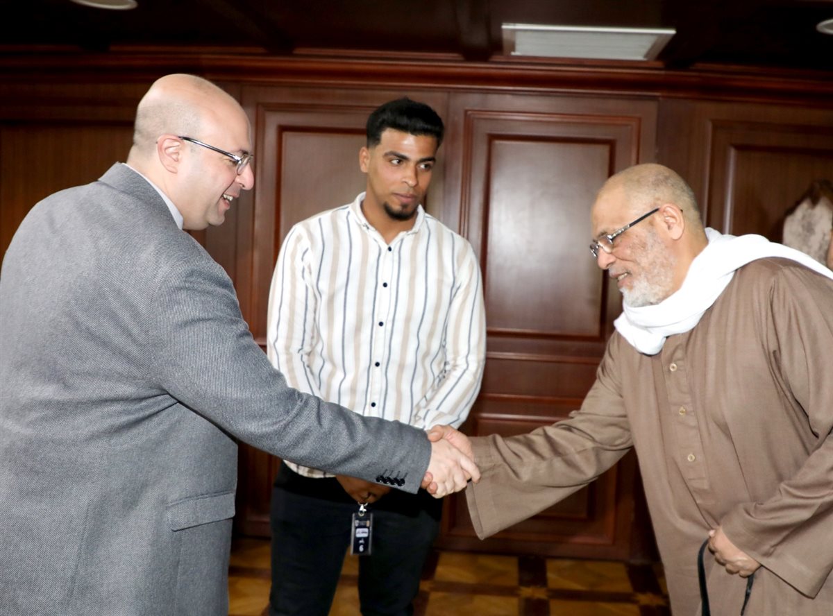 محافظ بني سويف يكرم شابًا أنقذ مواطنًا من الغرق