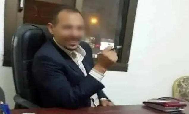 سفاح المعمورة في مكتبه، فيتو