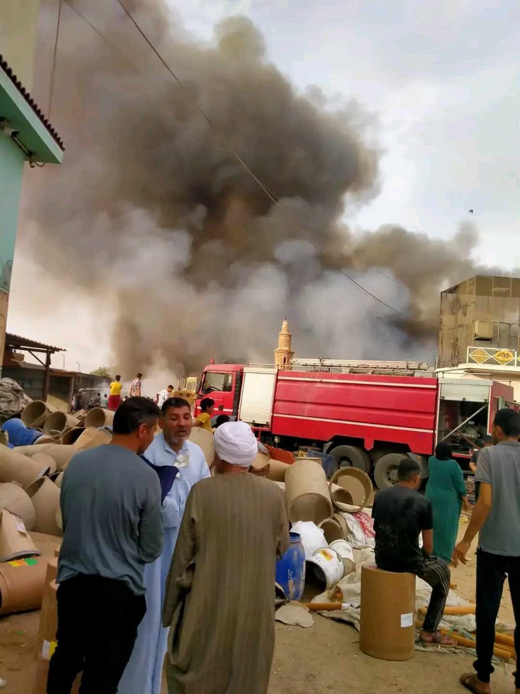 حريق هائل بمخزن خردة في الشرقية والدفع بـ3 سيارات إطفاء،فيتو