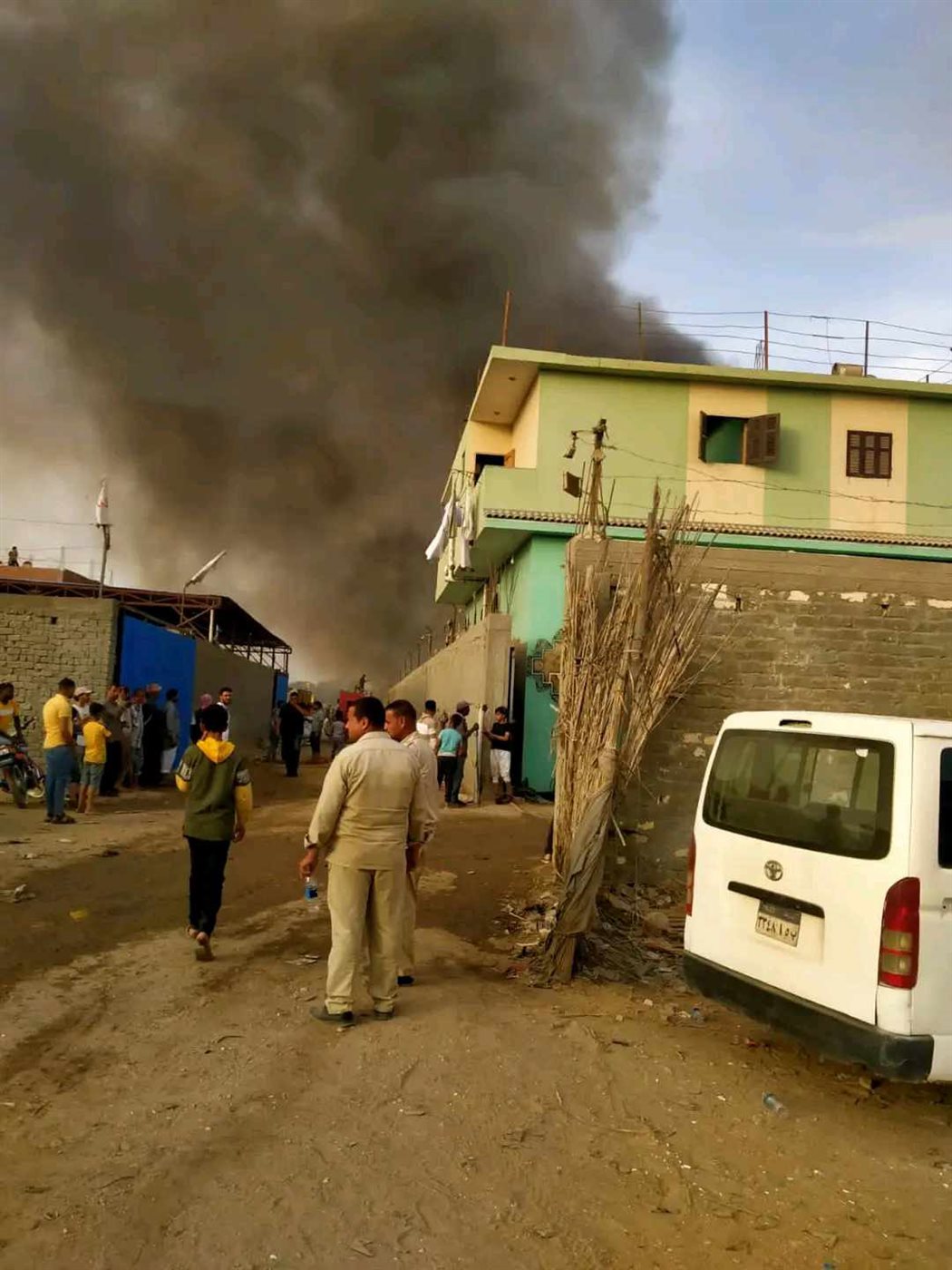 حريق هائل بمخزن خردة في الشرقية والدفع بـ3 سيارات إطفاء،فيتو
