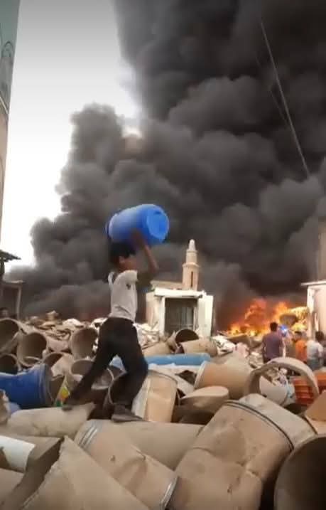 للقطات الأولى لحريق مخزن خردة في الشرقية،فيتو