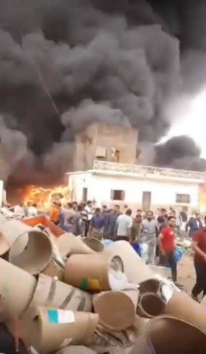للقطات الأولى لحريق مخزن خردة في الشرقية،فيتو