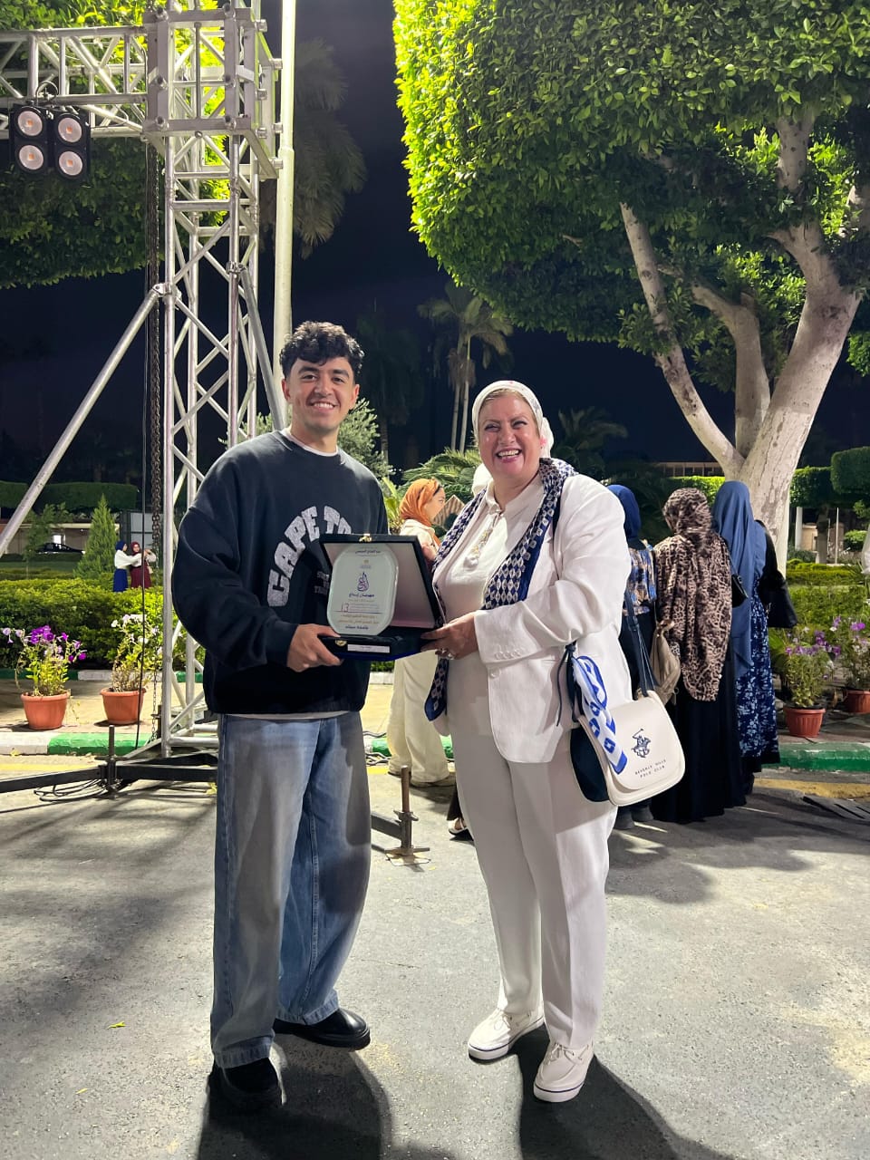 رئيس جامعة سيناء مع الطلاب الفائزين