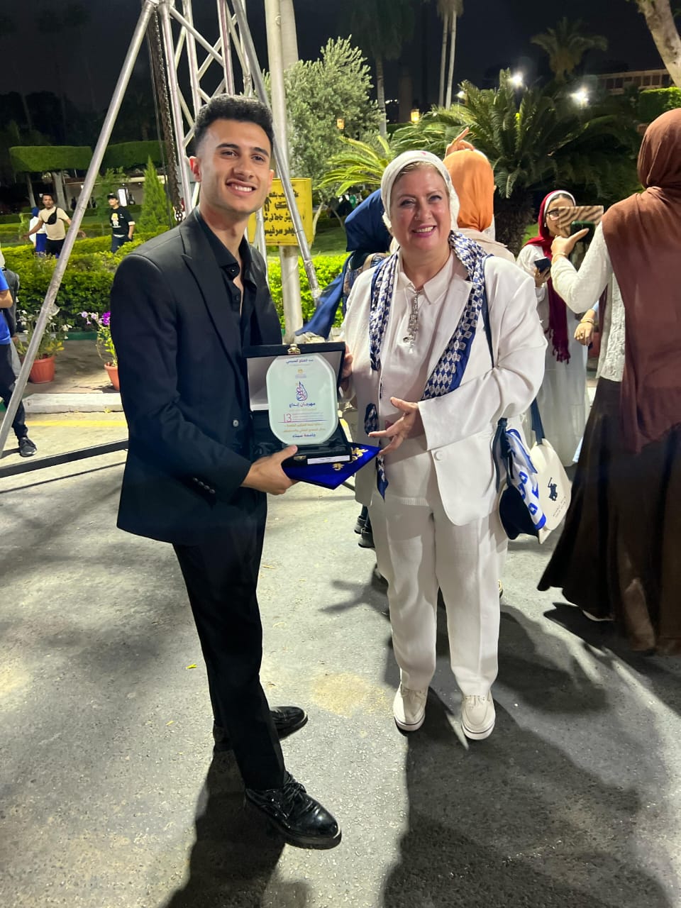 رئيس جامعة سيناء مع الطلاب الفائزين