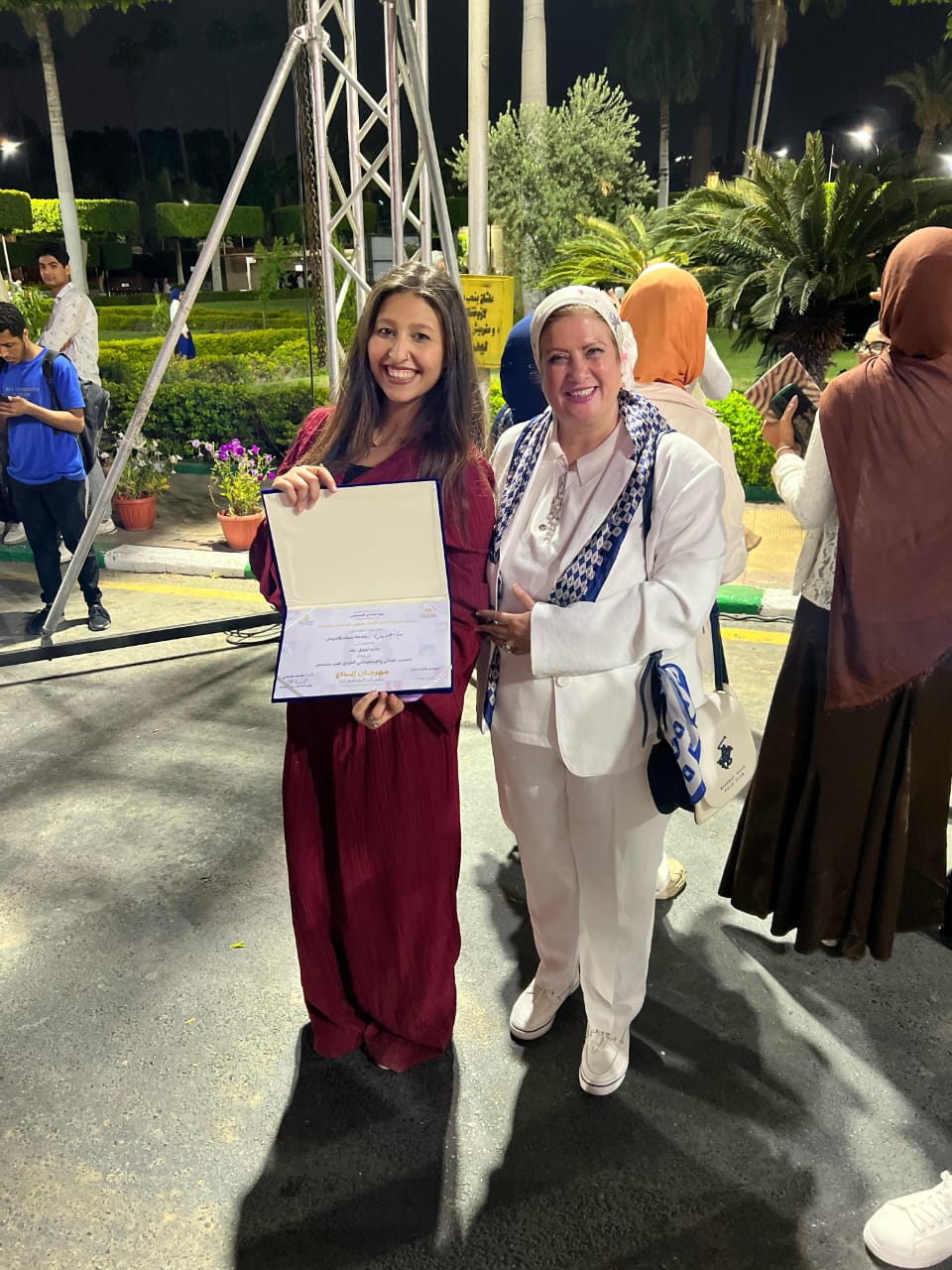 رئيس جامعة سيناء مع الطلاب الفائزين