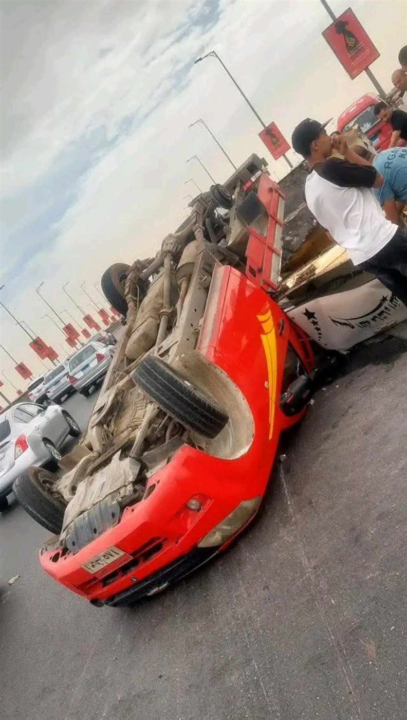 انقلاب سيارة ربع نقل اعلي كوبري بالعاشر من رمضان،فيتو