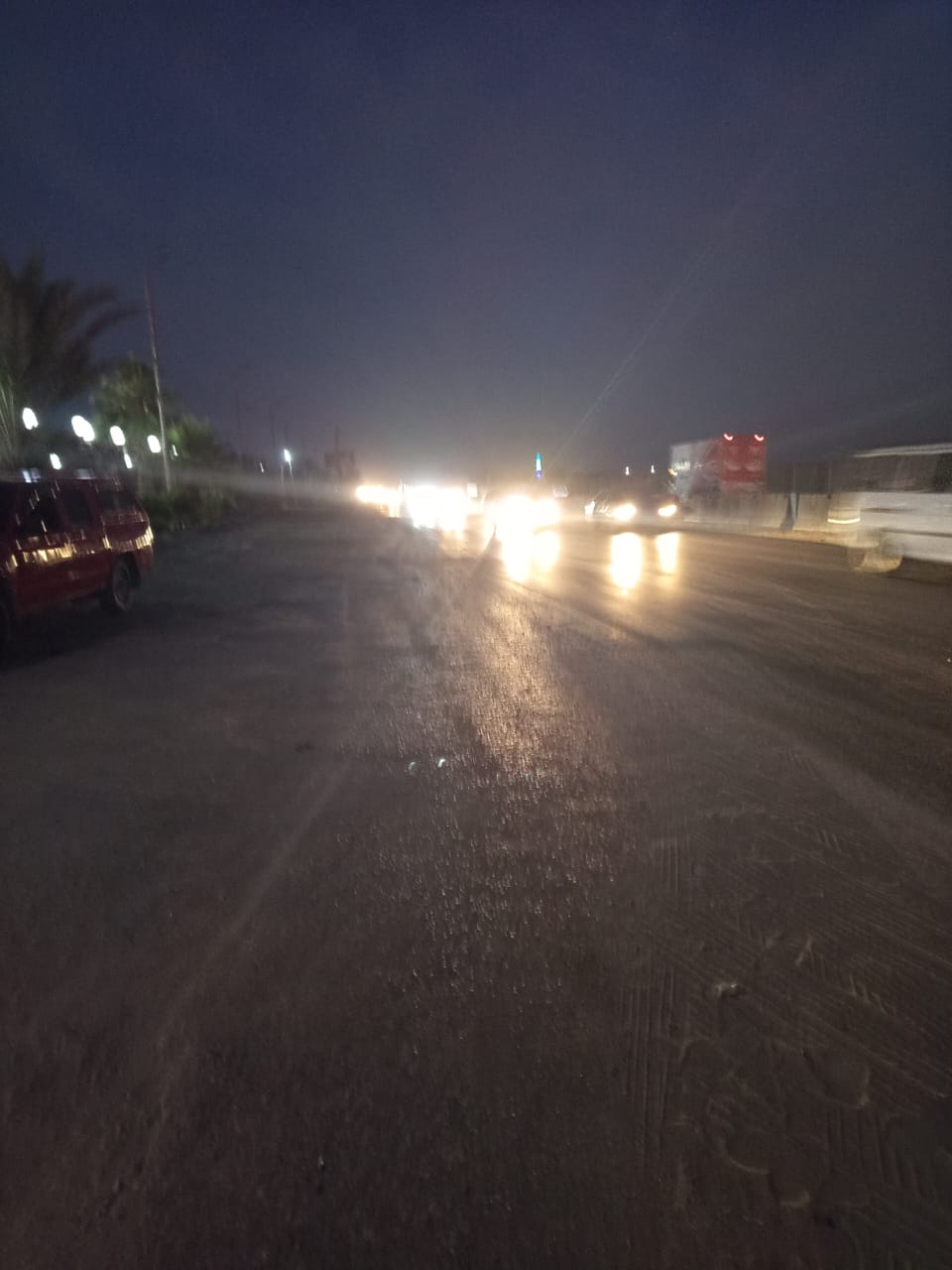 انقلاب سيارة نقل بطريق