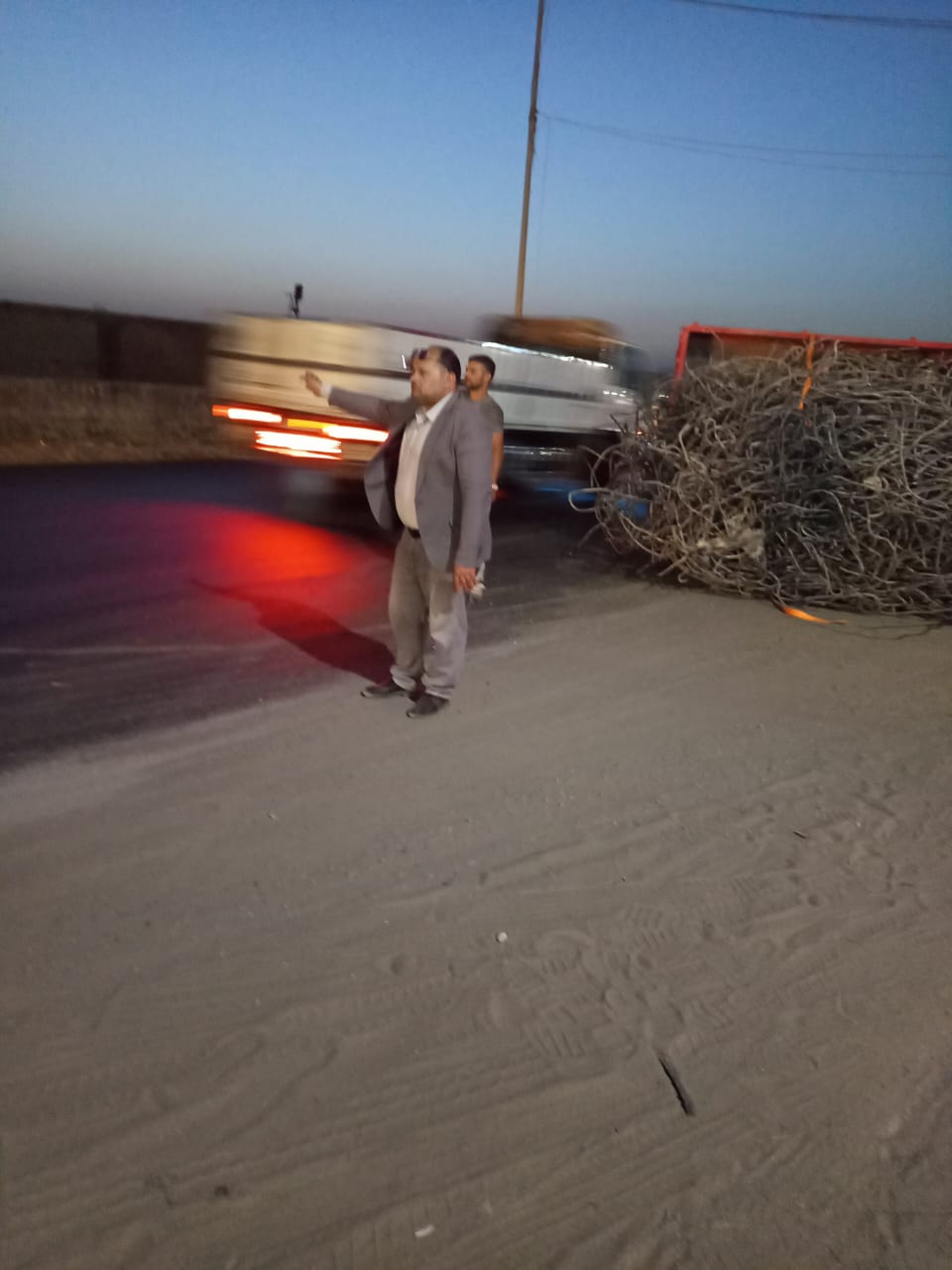 انقلاب سيارة نقل بطريق