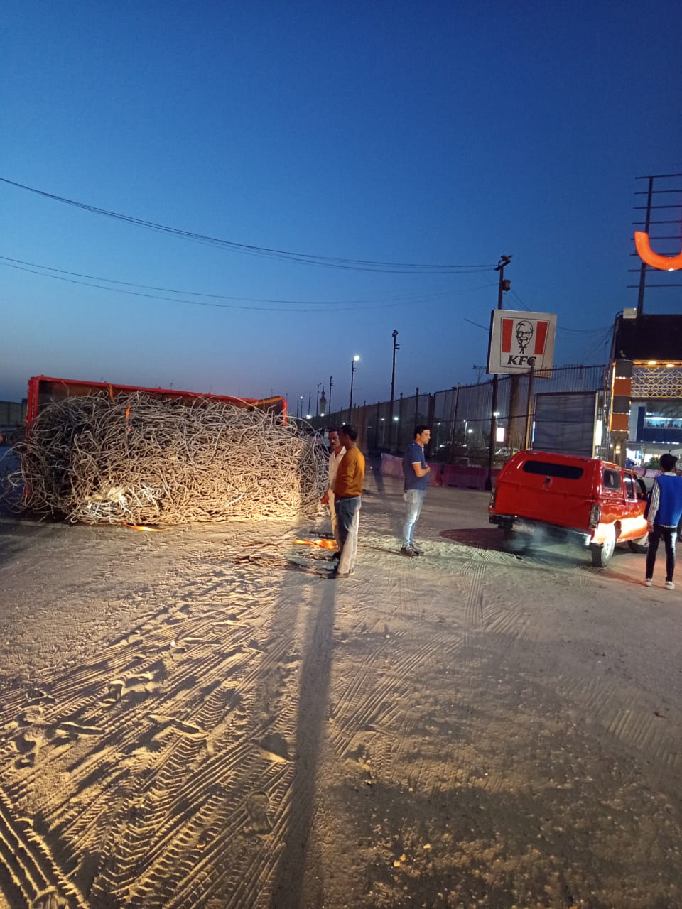 انقلاب سيارة نقل بطريق