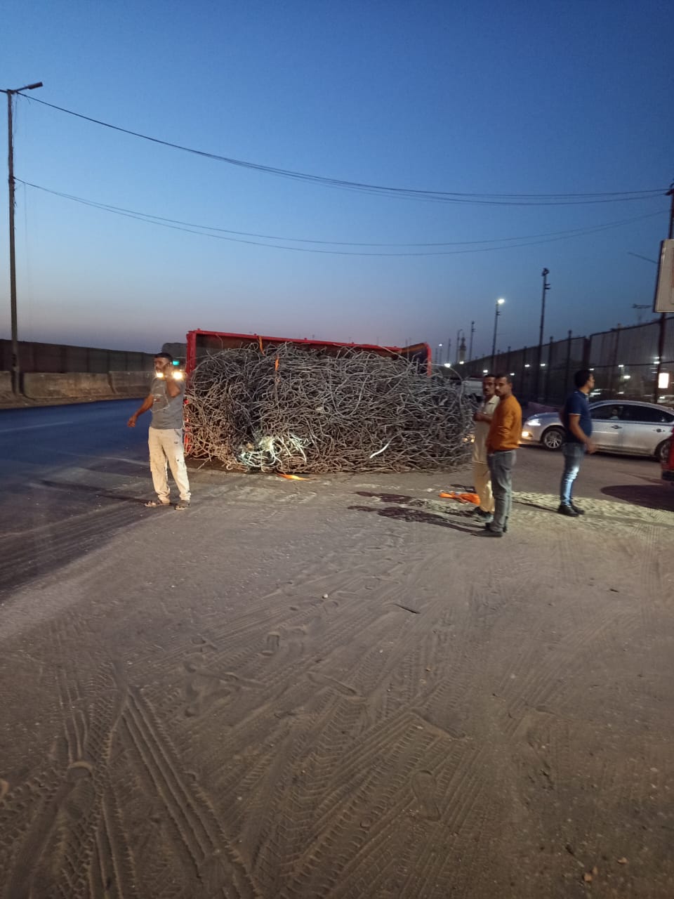 انقلاب سيارة نقل بطريق