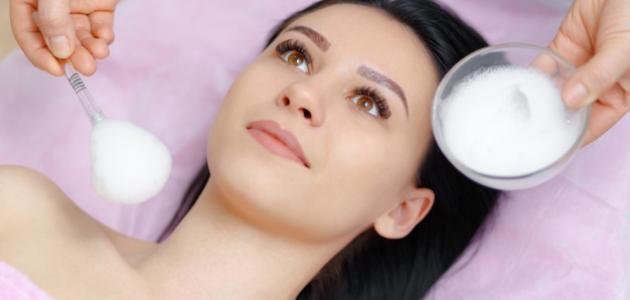 قناع الطين الأبيض لتقشير البشرة 