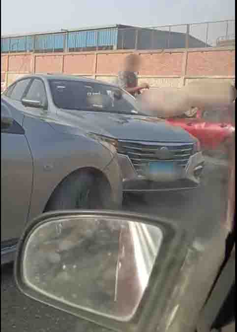<strong>ضبط قائد سيارة تسير عكس الاتجاه بالشروق وأداء أفعال خادشة اعتراضًا على التصوير</strong>