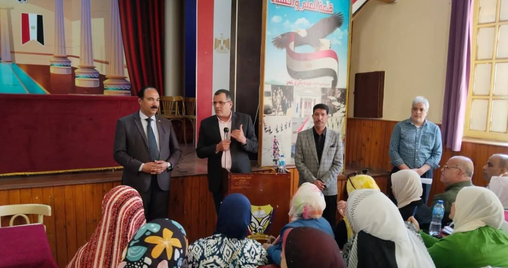 وكيل الوزارة يجتمع مع مع رؤساء الأقسام والموجهين بإدارة دمياط التعليمية