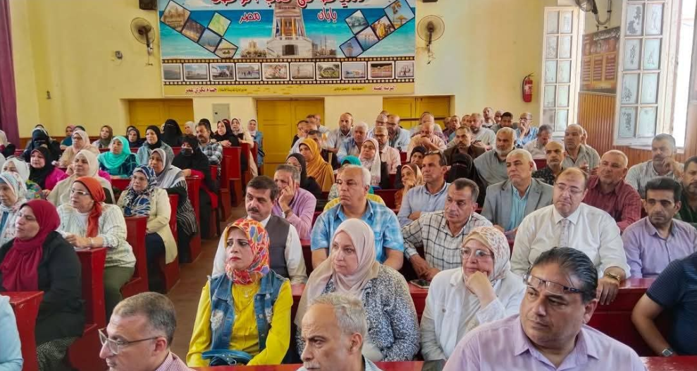 وكيل الوزارة يجتمع مع مع رؤساء الأقسام والموجهين بإدارة دمياط التعليمية