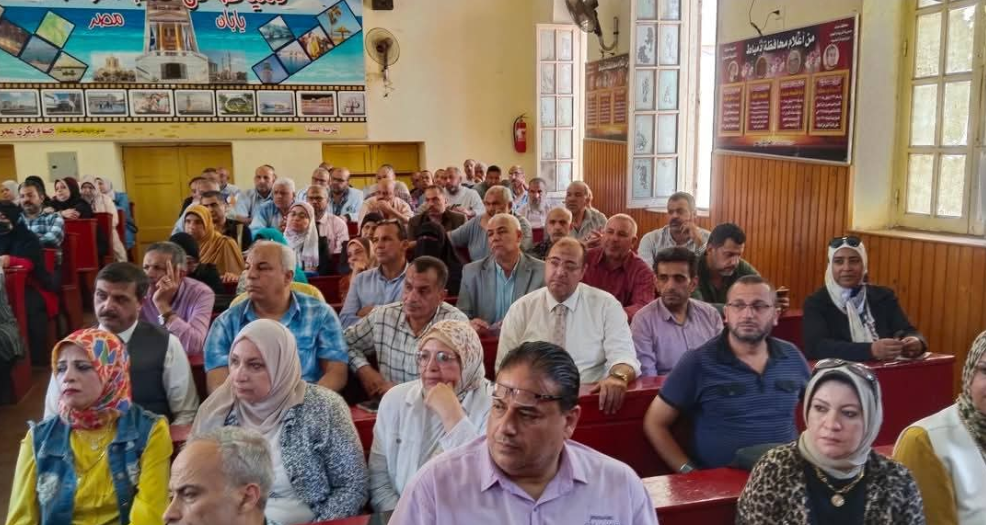 وكيل الوزارة يجتمع مع مع رؤساء الأقسام والموجهين بإدارة دمياط التعليمية