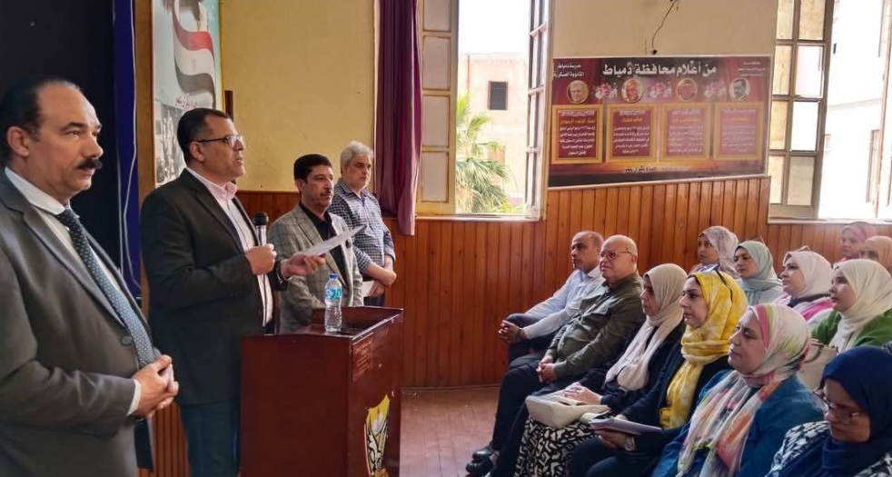 وكيل الوزارة يجتمع مع مع رؤساء الأقسام والموجهين بإدارة دمياط التعليمية