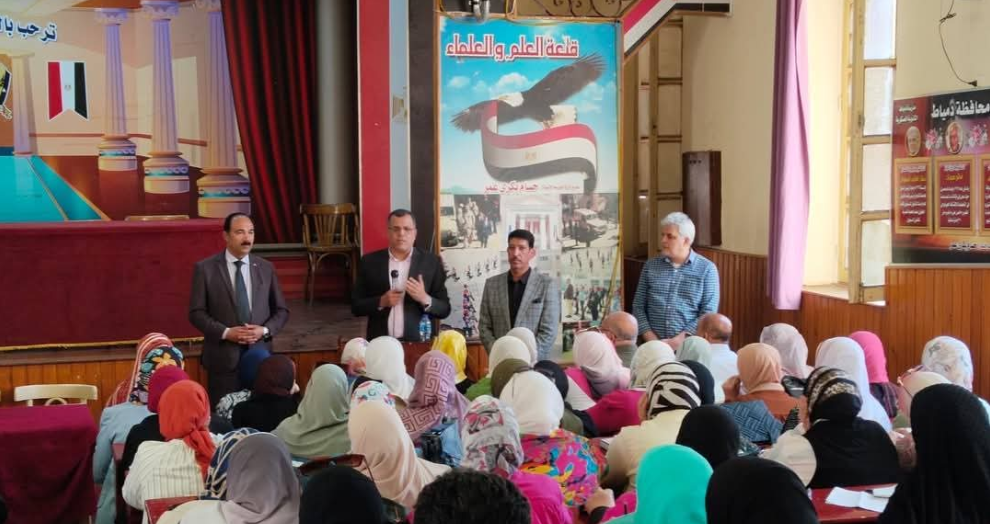 وكيل الوزارة يجتمع مع مع رؤساء الأقسام والموجهين بإدارة دمياط التعليمية