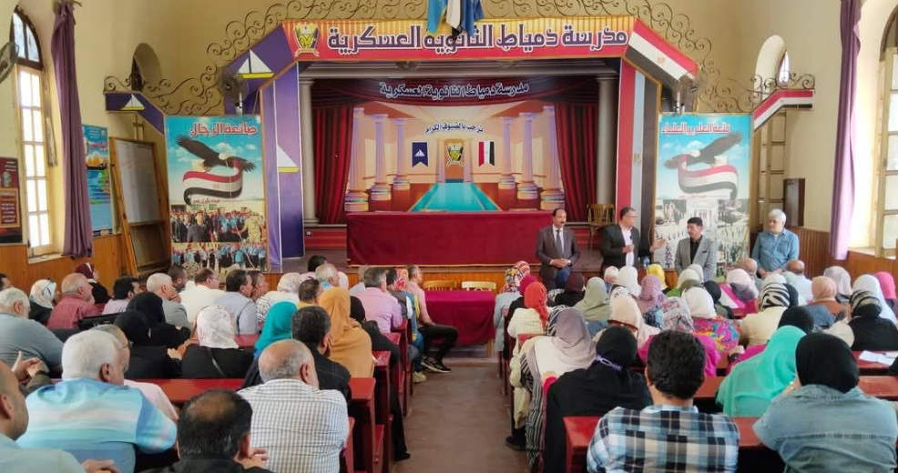 وكيل الوزارة يجتمع مع مع رؤساء الأقسام والموجهين بإدارة دمياط التعليمية